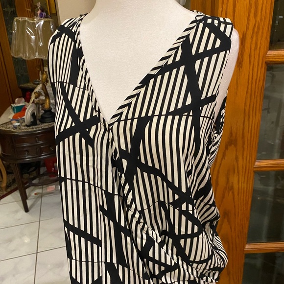 Black and white Agaci blouse with a beautiful ba k and beautiful front as well - Picture 4 of 6
